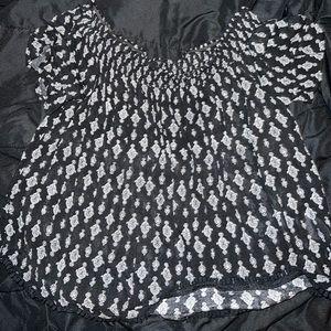 Off the shoulder black flows shirt